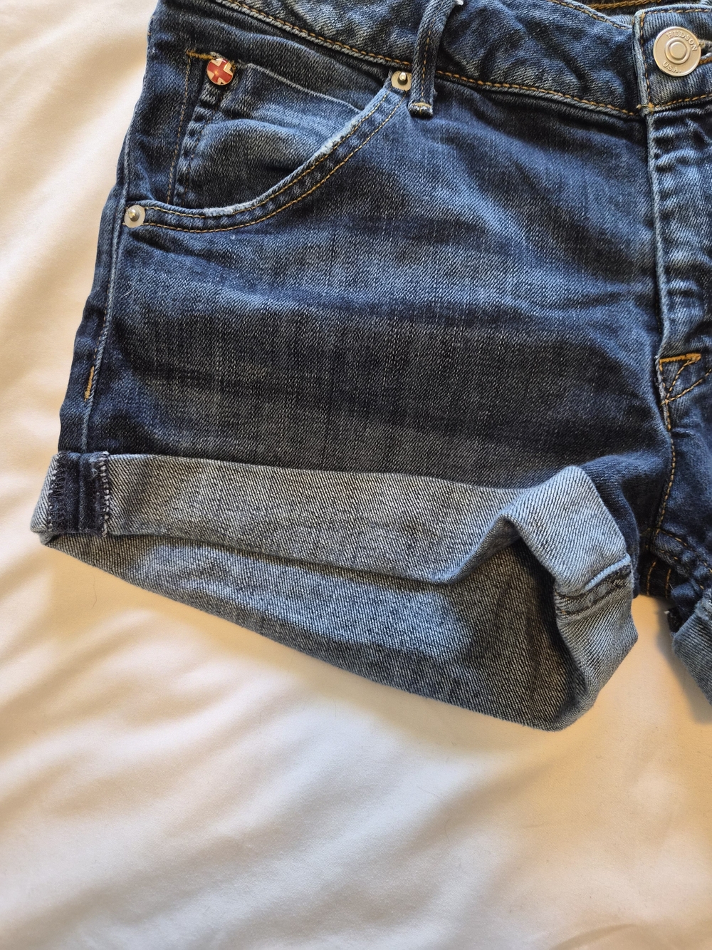 Hudson Jeans Dark Wash Low Rise Hampton Cuffed Shorts Size 27 - Picture 4 of 8